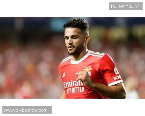 曼联在足总杯中以3-0战胜本菲卡帽子戏法点燃全场激情